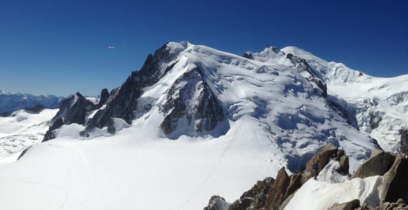 « Surtourisme : à Chamonix, le paradis de l’alpinisme s’engage dans un jeu d’équilibriste pour réguler sa fréquentation »